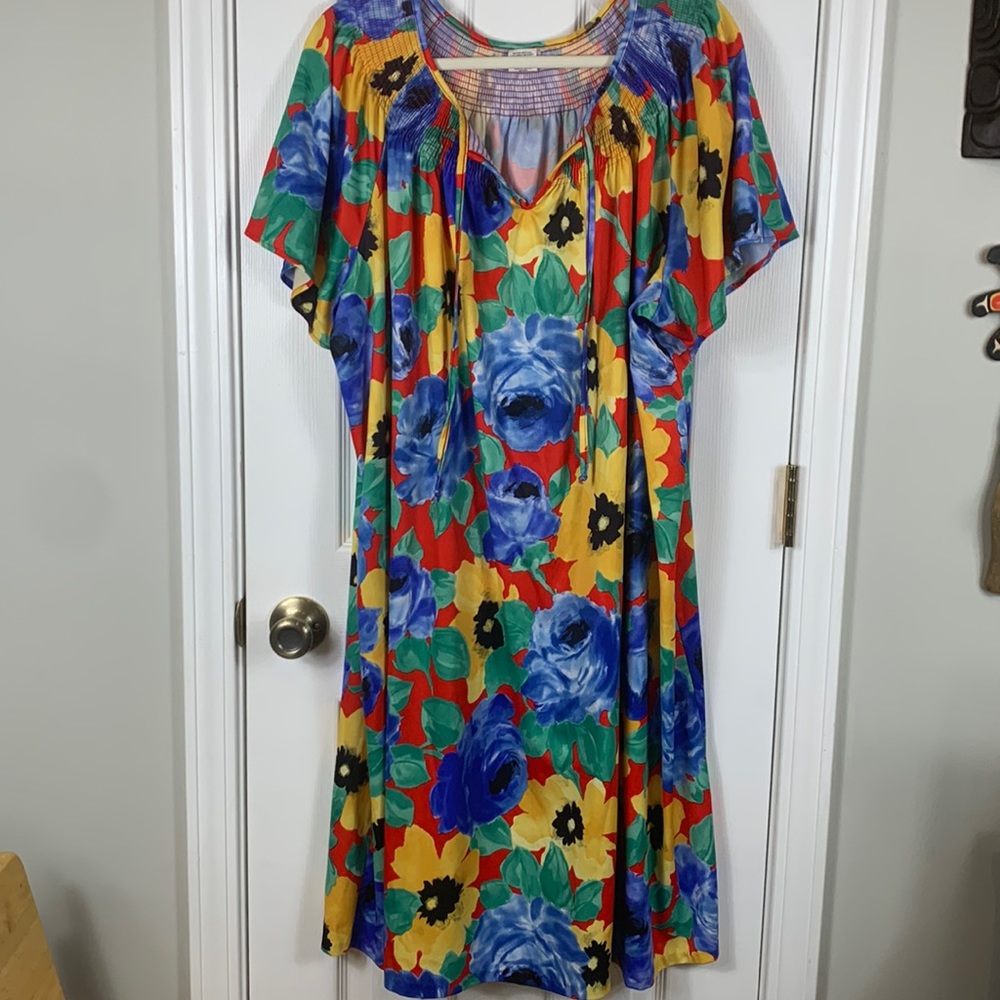 Granada multi colored flowered house coat size XXXL. Pulling with elastic neck